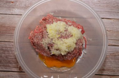 Kıyma kabın içinde.