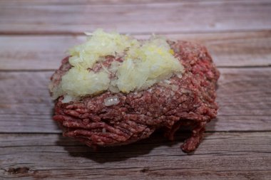 Masanın üzerinde soğanlı kıyma var.