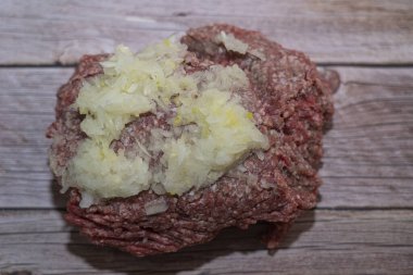 Masanın üzerinde soğanlı kıyma var.