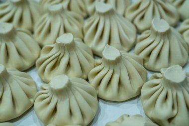 Donmuş khinkali masada yatıyor.