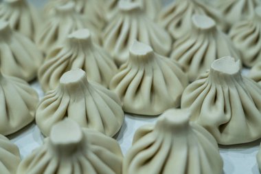 Donmuş khinkali masada yatıyor.