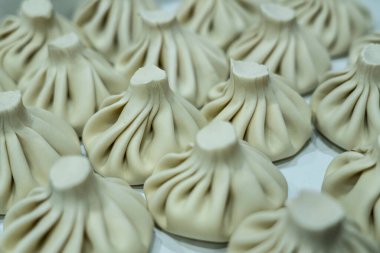 Donmuş khinkali masada yatıyor.