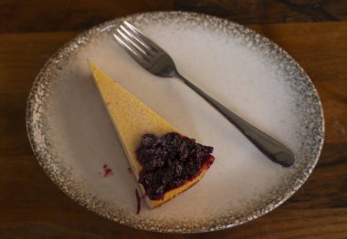 Cheesecake çatallı bir tabakta yatıyor.