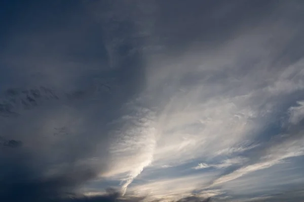 Όμορφα Γκρι Σύννεφα Πριν Από Ηλιοβασίλεμα — Φωτογραφία Αρχείου