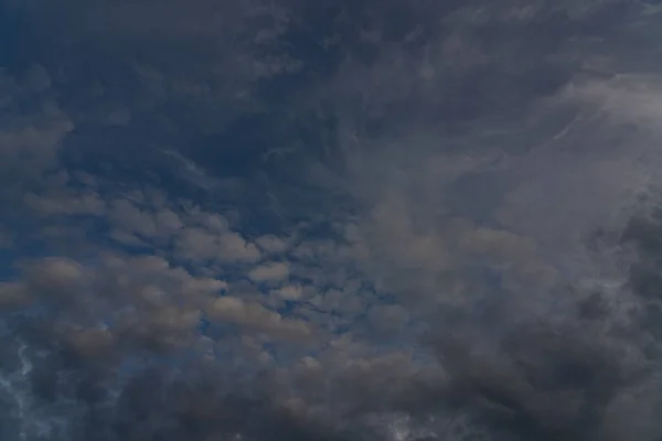 日没前の美しい灰色の雲 — ストック写真