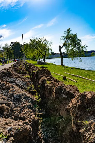 Trincea Posa Fili Nel Parco — Foto Stock