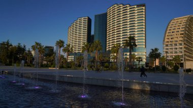 Batumi, Gürcistan - 12 Mayıs 2021: Yeni bulvardaki çeşme