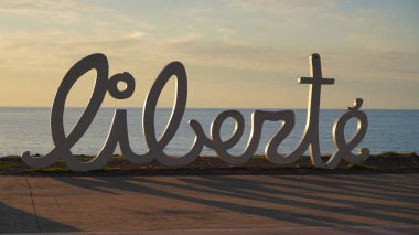 Batumi, Gürcistan - 12 Mayıs 2021: Günbatımında sanat eseri