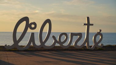 Batumi, Gürcistan - 12 Mayıs 2021: Günbatımında sanat eseri