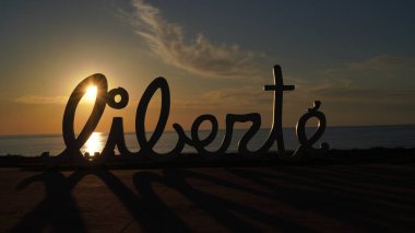 Batumi, Gürcistan - 12 Mayıs 2021: Günbatımında sanat eseri