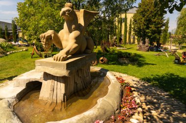 Dekoratif dekorasyonlar: çiçek yatakları, fıçılar, ağaçlar