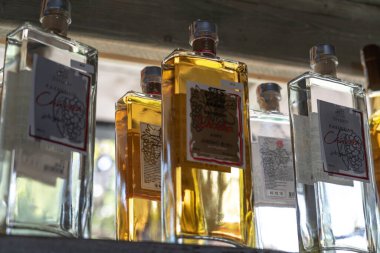 Şaraphanedeki raflarda şişeler