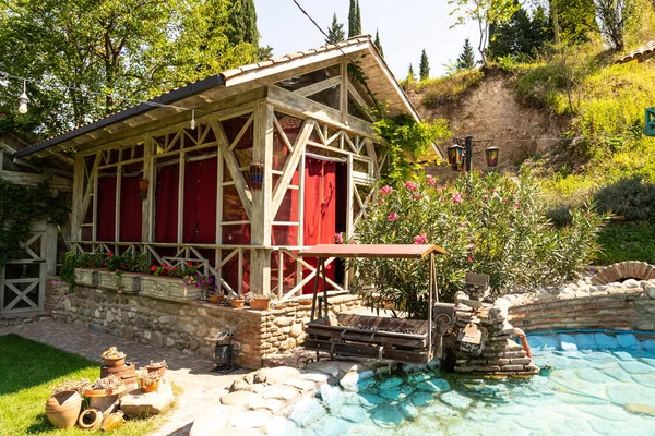 Şaraphane dekorasyonu, banklar, çiçek yatakları.