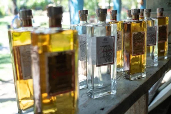 Şaraphanedeki raflarda şişeler