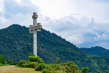 Ortodoks haçı dağın tepesinde.