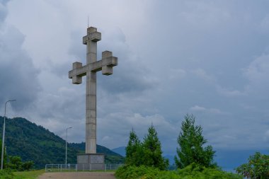 Ortodoks haçı dağın tepesinde.