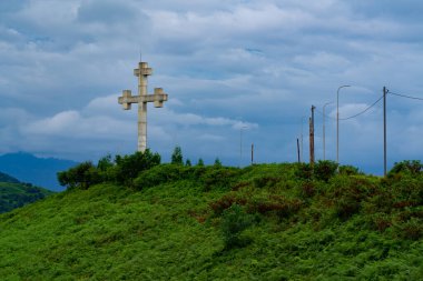 Ortodoks haçı dağın tepesinde.