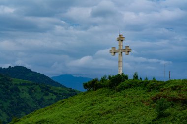 Ortodoks haçı dağın tepesinde.