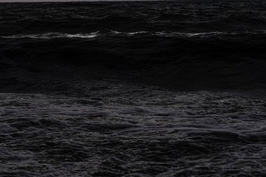 Gün batımında deniz dalgaları