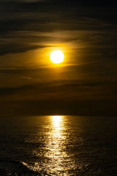 Gelber Sonnenuntergang Auf Dem Hintergrund Des Meeres — Stockfoto
