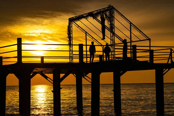 Schöner Gelber Sonnenuntergang Auf Dem Hintergrund Der Seebrücke — Stockfoto