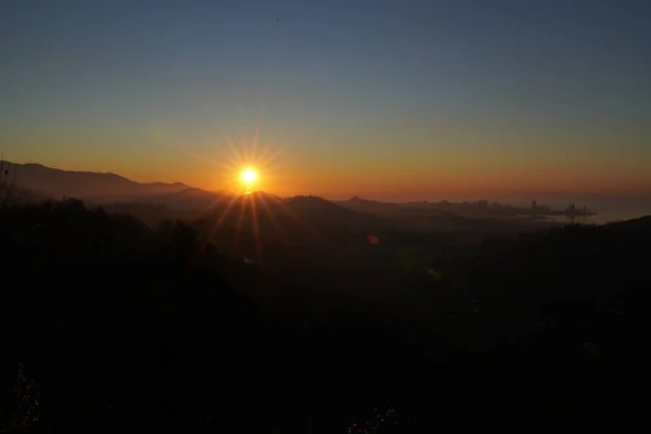 Bright Sun Background Mountains — 图库照片