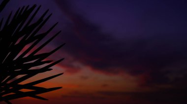 Denizde mavi turuncu gün batımı