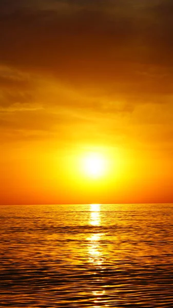 美丽的黄光射向大海 — 图库照片