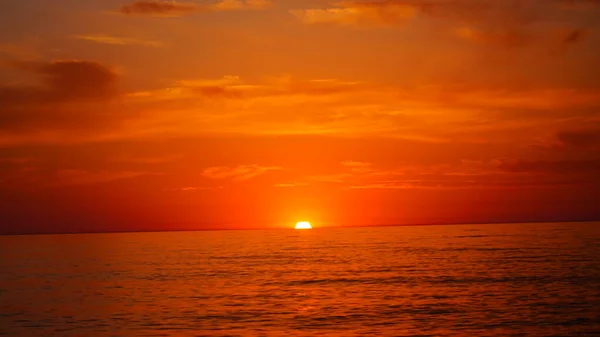 黒海の美しいオレンジの夕日 — ストック写真