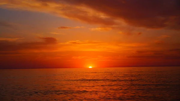 黒海の美しいオレンジの夕日 — ストック写真