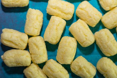 Mavi arkaplanda mısır çubukları