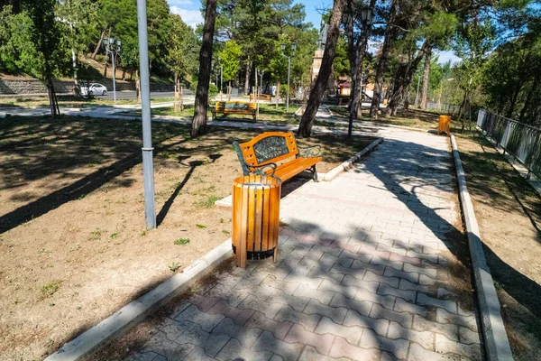 Wooden Brown Bench Urn Park — Stok fotoğraf