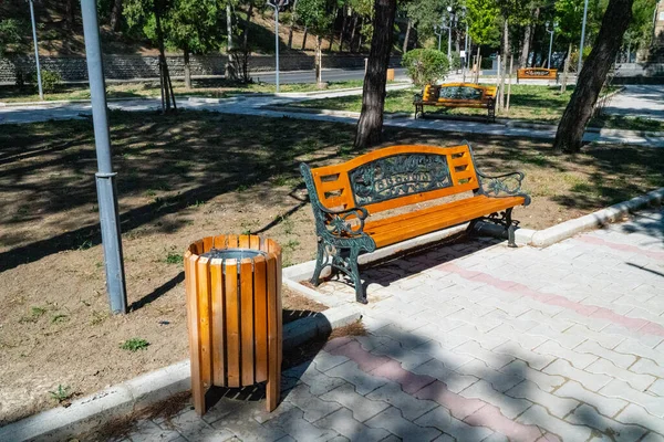 Wooden Brown Bench Urn Park — Stock Fotó