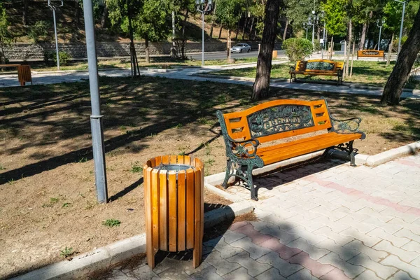 Wooden Brown Bench Urn Park —  Fotos de Stock