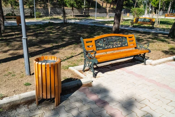 Wooden Brown Bench Urn Park —  Fotos de Stock