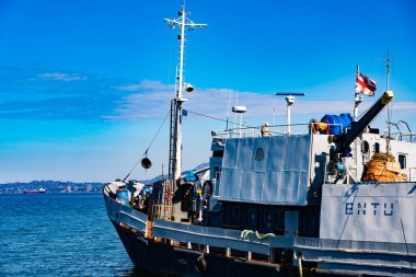 Karadeniz limanında bir gemi.