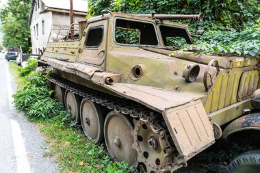 Ağaçların arasında eski askeri teçhizat