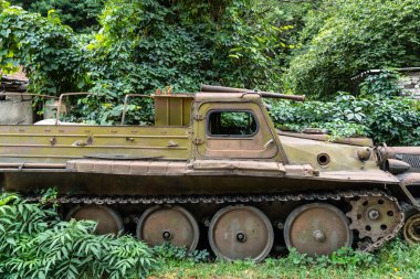 Ağaçların arasında eski askeri teçhizat