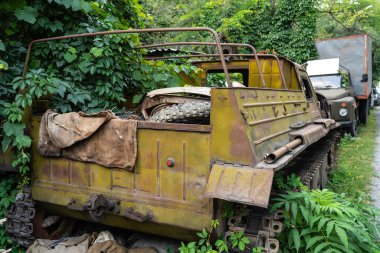 Ağaçların arasında eski askeri teçhizat