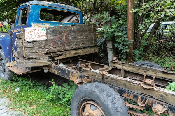 Coches Muy Viejos Matorrales Árboles — Foto de Stock