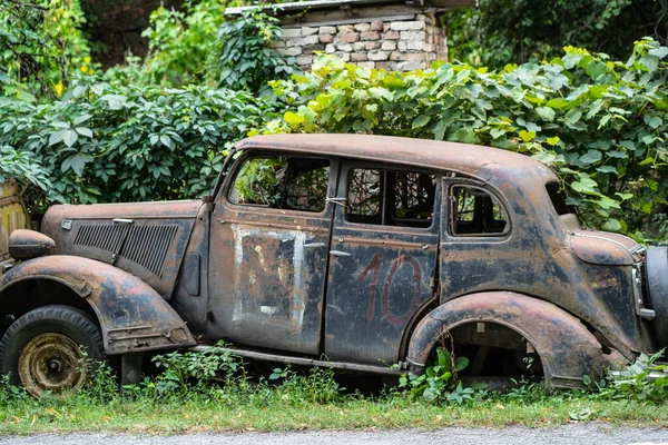 Voitures Très Anciennes Dans Les Fourrés Arbres — Photo