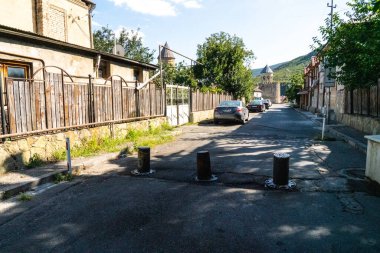 Kırsal kesimde sınır çizgileri olan bir cadde.