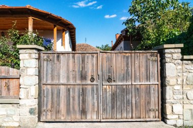 Taş kolonları olan ahşap kapılar