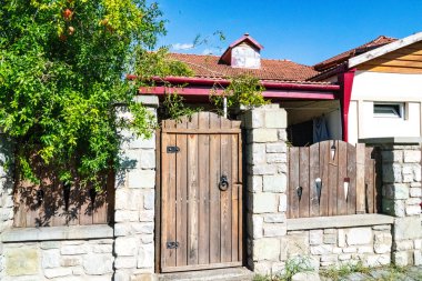 Ahşap çitin arkasındaki kırmızı malikane