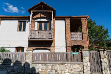 Taş kilisenin ahşap kapıları.