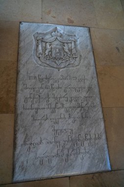 Üzerinde yazılar olan gri taş tablet