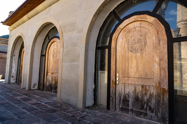 Portes Bois Dans Une Église Pierre — Photo