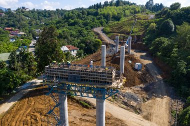 Yeni bir otoyol inşaatının insansız hava aracı görüntüsü