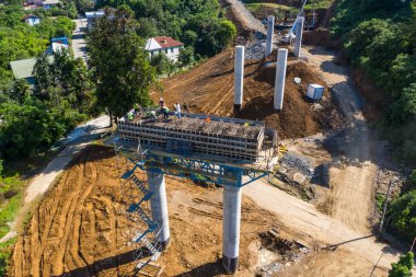 Yeni bir otoyol inşaatının insansız hava aracı görüntüsü