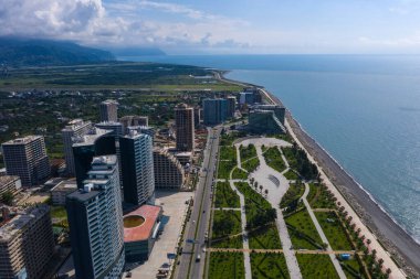 İnsansız hava aracından güzel bir bulvar manzarası.